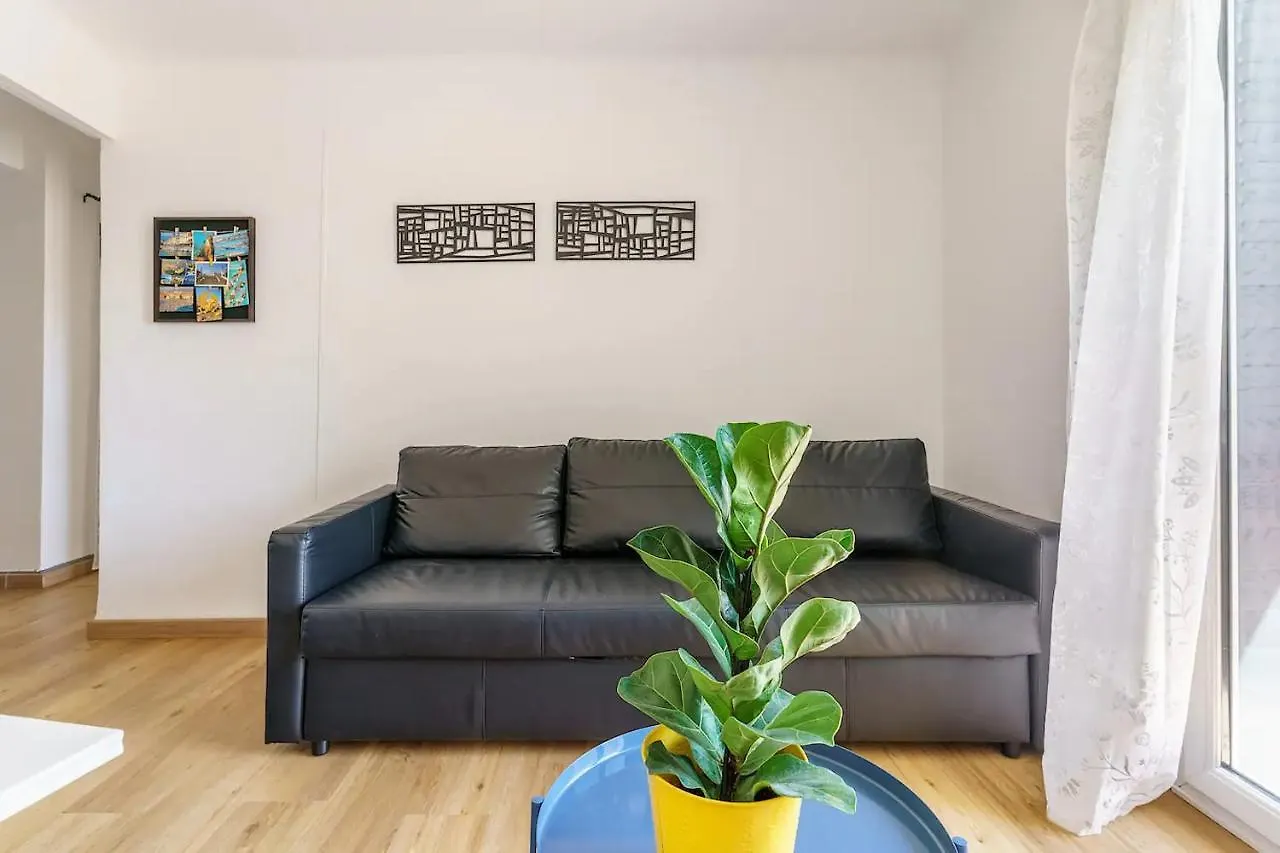 Appartement entièrement rénové, ensoleillé, à 3mn de la Gare St Charles, avec la vue sur Notre-Dame de la Garde Marseille