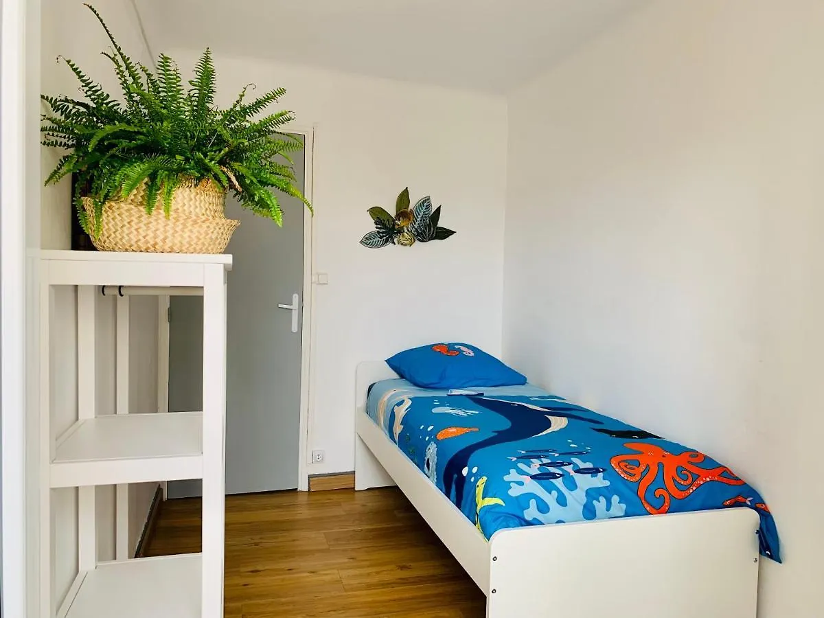 Appartement entièrement rénové, ensoleillé, à 3mn de la Gare St Charles, avec la vue sur Notre-Dame de la Garde Marseille France